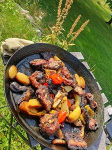 eine Pfanne gefüllt mit Fleisch und Gemüse auf einem Grill in der Unterkunft An excursion in Paradise in Söderköping