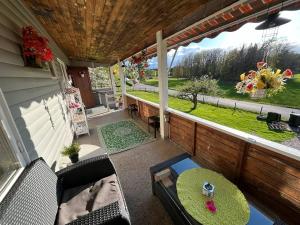 eine Außenterrasse mit einem Tisch und Stühlen auf einer Veranda in der Unterkunft An excursion in Paradise in Söderköping