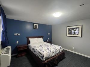 Postel nebo postele na pokoji v ubytování Chaplin Inn & Suites