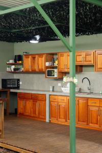 una cucina con mobili in legno e un palo verde di Tortuga HBH a Playa Hermosa