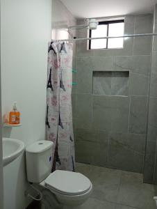 Et badeværelse på ApartaHotel HyL Simijaca