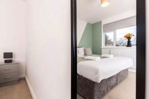 a bedroom with a bed and a window at DiscountsContractorsWIFIFree ParkingSmart TV in Durham