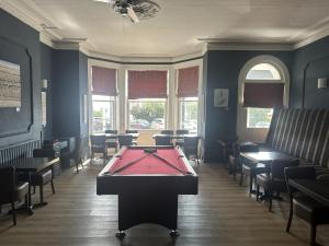une salle de billard avec une table de billard à l'intérieur dans l'établissement West Rocks Hotel, à Eastbourne