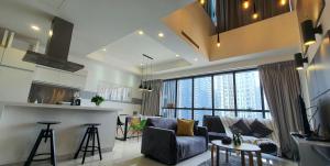 ein Wohnzimmer mit Sofa und Tisch in der Unterkunft Panoramic KLCC Lake view, M CITY Jalan Ampang in Kuala Lumpur