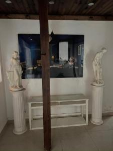 une pièce avec deux statues, un banc et un miroir dans l'établissement Saidia luxury, à Saïdia