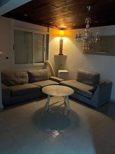 een woonkamer met een bank en een tafel bij Saidia luxury in Saidia 