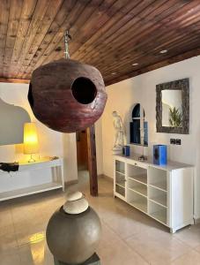 une pièce avec un grand vase et un plafond dans l'établissement Saidia luxury, à Saïdia 1 autre photo