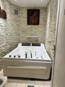 een witte wastafel in een badkamer met een schilderij aan de muur bij Saidia luxury in Saidia 