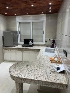 een keuken met een aanrecht met een laptop erop bij Saidia luxury in Saidia  +1 foto