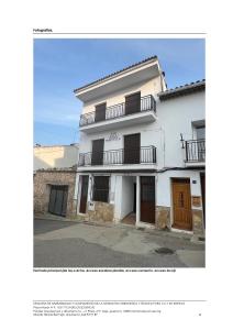 een wit gebouw met twee balkons erbovenop bij La Casita in Tejadillos