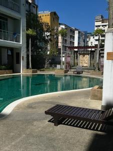 Bazén v ubytování Cozy Condo with full kitchen Patong nebo v jeho okolí