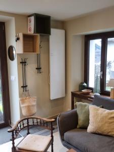 een woonkamer met een bank en een tafel bij CHALETS JEANNE & ARNOL à Allemond - Grand Domaine Alpe d'Huez in Allemont