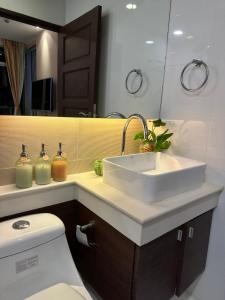 Koupelna v ubytování Cozy Condo with full kitchen Patong + 6 fotografií