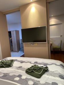 TV a/nebo společenská místnost v ubytování Cozy Condo with full kitchen Patong