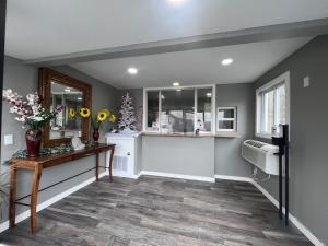 Kuchyň nebo kuchyňský kout v ubytování Chaplin Inn & Suites