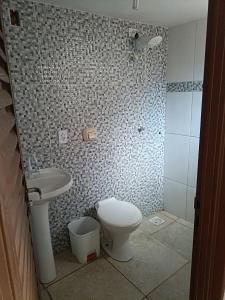 ein Badezimmer mit Toilette und Waschbecken in der Unterkunft Casa no Centro da cidade! in Goiás