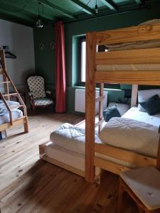 een slaapkamer met twee stapelbedden in een kamer bij CHALETS JEANNE & ARNOL à Allemond - Grand Domaine Alpe d'Huez in Allemont