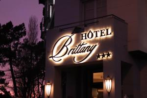 Et logo, certifikat, skilt eller en pris der bliver vist frem på Best Western Hôtel Brittany La Baule Centre & Plages