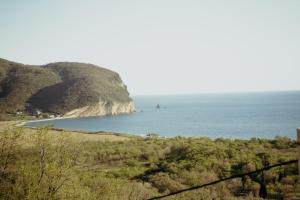 vista su una spiaggia e su un bacino d'acqua di Mahakala Center a Petrovac na Moru