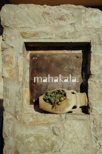 uma placa que diz malaquias em uma parede de pedra em Mahakala Center em Petrovac na Moru