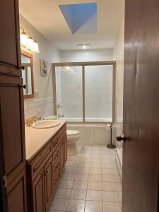 Phòng tắm tại Entire Home in East Haven, Connecticut