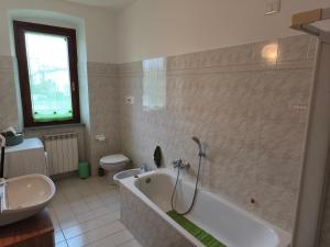 une salle de bain avec une baignoire, un lavabo et des toilettes dans l'établissement Burro e Salvia Home, à Bergame 19 autres photos