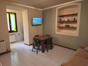 un salon avec une table et des chaises en bois dans l'établissement Burro e Salvia Home, à Bergame