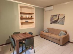 un salon avec un canapé et une table dans l'établissement Burro e Salvia Home, à Bergame