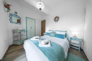 una camera con due letti blu e bianco di Villa Dianne Apt 1 Livadi Arachovas ad Aráchova