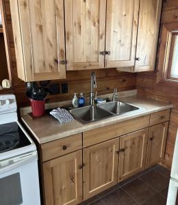 una cucina con mobili in legno e un lavello di Splash Landing-Long Lake-Traverse City a Traverse City