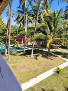 een uitzicht op een resort met palmbomen en een zwembad bij Hotel y Restaurante Punta Corona in Acajutla