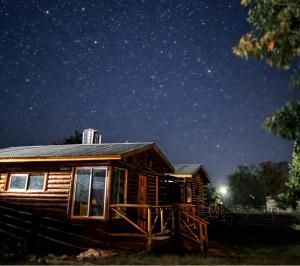 a log cabin under a starry sky at night at Las Amapolas in Villa Giardino