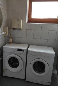 due lavatrici e una finestra in cucina di Gasthaus Wipfler a Villenbach