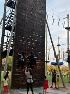 un gruppo di persone in una mostra di arrampicata in un parco giochi di caraya ecoparque a Corrientes