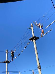 due persone sulle corde in una corsa a ostacoli di caraya ecoparque a Corrientes 1 altra foto