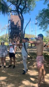 un uomo che tiene arco e frecce in un parco di caraya ecoparque a Corrientes