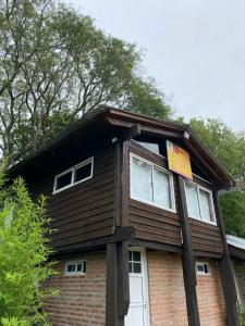 una casa con un cartello sul lato di caraya ecoparque a Corrientes