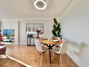 een eetkamer met een tafel en stoelen bij View in Bicas