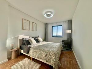 een slaapkamer met een groot bed en een raam bij View in Bicas