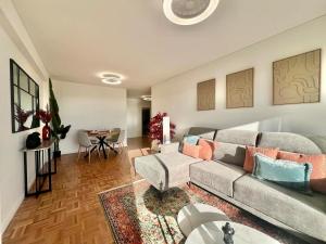 een woonkamer met een bank en een tafel bij View in Bicas