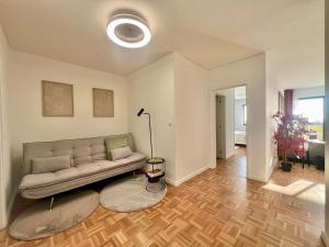 een woonkamer met een bank en een lamp bij View in Bicas +8 foto's