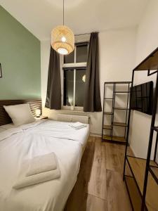a bedroom with a large white bed and a window at Gemütliche 3-Zimmer-Wohnung mit Parkplatz in Itzehoe