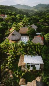 una vista aerea di un villaggio con case e alberi di Punta Mango Villas a La Periquera