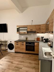 a kitchen with wooden cabinets and a counter top at Gemütliche 3-Zimmer-Wohnung mit Parkplatz in Itzehoe