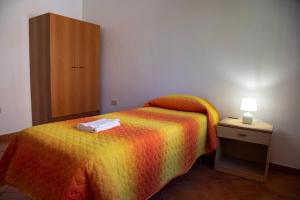 Giường trong phòng chung tại Immersi nella Natura