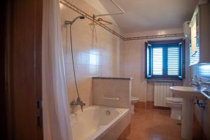 Phòng tắm tại Immersi nella Natura