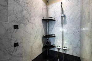 Das Bad ist mit einer Dusche und einer Glasdusche ausgestattet. in der Unterkunft Studio design Pigalle Montmartre in Paris