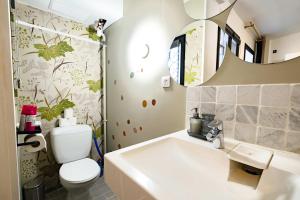 ein Badezimmer mit Badewanne, Toilette und Waschbecken in der Unterkunft Studio design Pigalle Montmartre in Paris