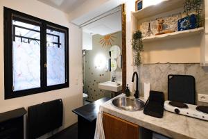 ein kleines Badezimmer mit Waschbecken und Fenster in der Unterkunft Studio design Pigalle Montmartre in Paris + 9 Fotos