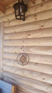 Verde Oliva في فيديراسيون: جدار كوخ خشبي مزود بتركيب إضاءة